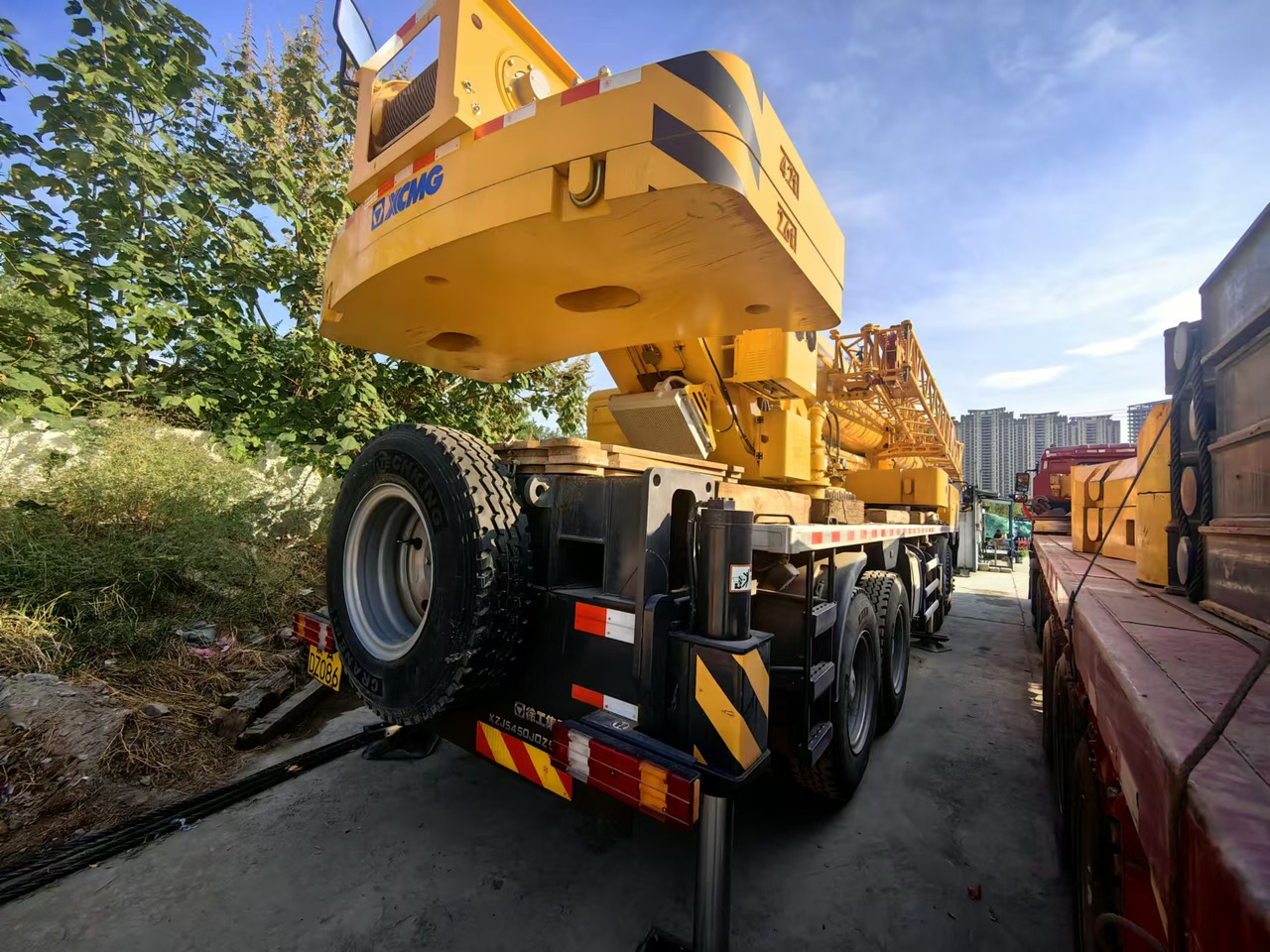 XCMG Official QY55K5C_2 Used Truck Mounted Crane 55ton Mobile Hydraulic Crane Price For Sale - Autódaru: 4 kép. XCMG Official QY55K5C_2 Used Truck Mounted Crane 55ton Mobile Hydraulic Crane Price For Sale - Autódaru: 4 kép.