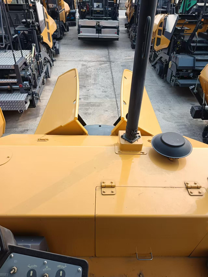 Útburkológép XCMG Official Road Machinery Used Asphalt Paver RP453L 3.4m  Small Asphalt Paver Price: 6 kép.