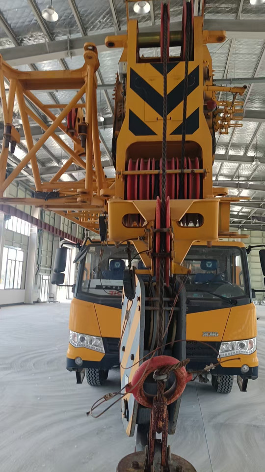 XCMG Official Second Hand 70 Ton Mobile Crane QY70K5D_1 Truck Mounted Crane - Autódaru: 2 kép. XCMG Official Second Hand 70 Ton Mobile Crane QY70K5D_1 Truck Mounted Crane - Autódaru: 2 kép.