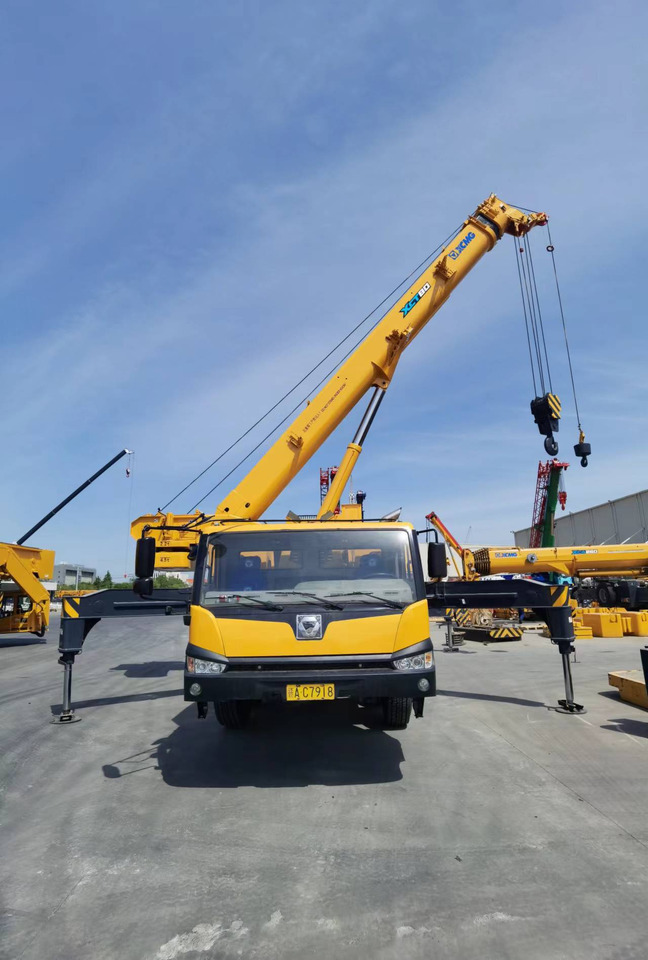 XCMG Official Second Hand QY50KA 50 Ton Hydraulic Truck Crane Price For Sale - Autódaru: 2 kép. XCMG Official Second Hand QY50KA 50 Ton Hydraulic Truck Crane Price For Sale - Autódaru: 2 kép.