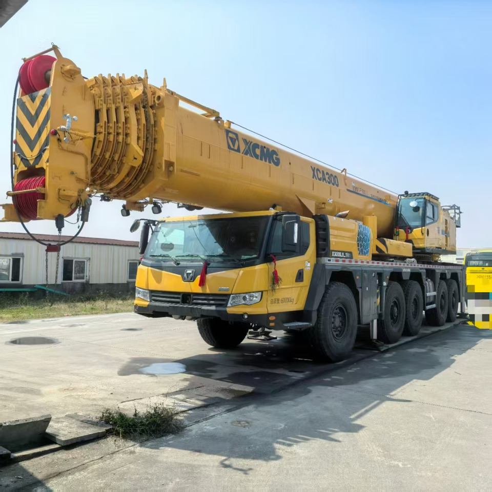 XCMG Official Second Hand Truck Mounted Crane XCA300L8_1 300 ton Mobile Crane Price - Terepjáró autódaru: 4 kép. XCMG Official Second Hand Truck Mounted Crane XCA300L8_1 300 ton Mobile Crane Price - Terepjáró autódaru: 4 kép.
