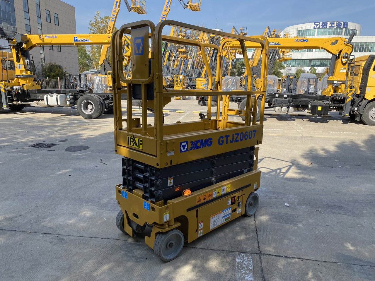 XCMG Official Used Aerial Work Platforms GTJZ0607 Mobile Scissor Lift For Sale - Ollós emelő: 3 kép. XCMG Official Used Aerial Work Platforms GTJZ0607 Mobile Scissor Lift For Sale - Ollós emelő: 3 kép.