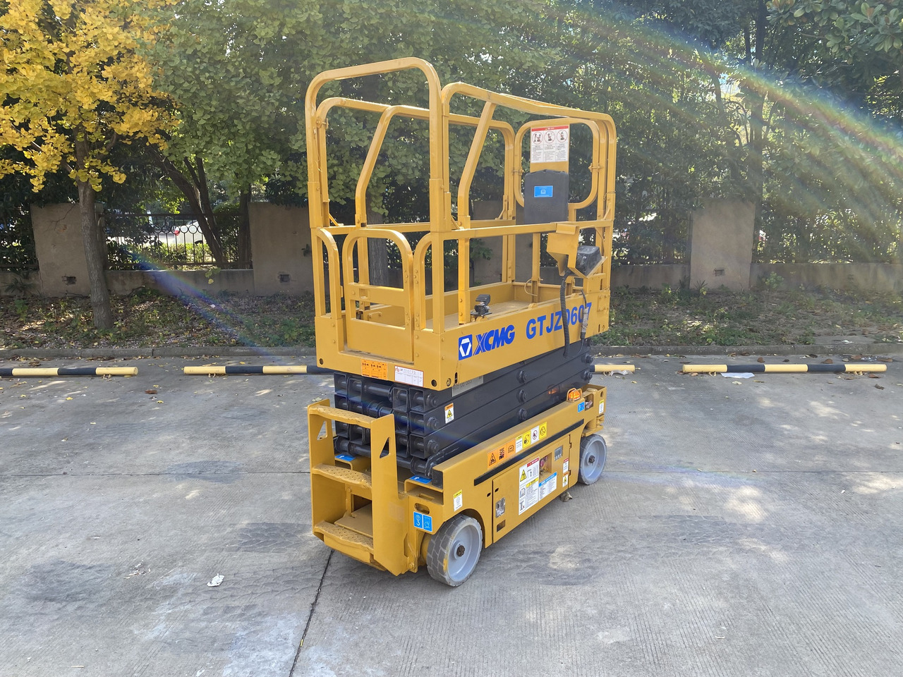 XCMG Official Used Aerial Work Platforms GTJZ0607 Mobile Scissor Lift For Sale - Ollós emelő: 2 kép. XCMG Official Used Aerial Work Platforms GTJZ0607 Mobile Scissor Lift For Sale - Ollós emelő: 2 kép.