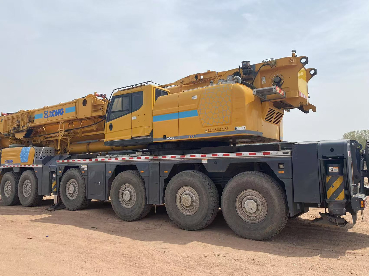 XCMG Official Used All Terrain Crane XCA300-1 300 Ton Mobile Crane Price - Terepjáró autódaru: 3 kép. XCMG Official Used All Terrain Crane XCA300-1 300 Ton Mobile Crane Price - Terepjáró autódaru: 3 kép.