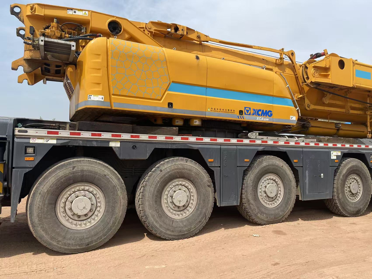 XCMG Official Used All Terrain Crane XCA300-1 300 Ton Mobile Crane Price - Terepjáró autódaru: 5 kép. XCMG Official Used All Terrain Crane XCA300-1 300 Ton Mobile Crane Price - Terepjáró autódaru: 5 kép.