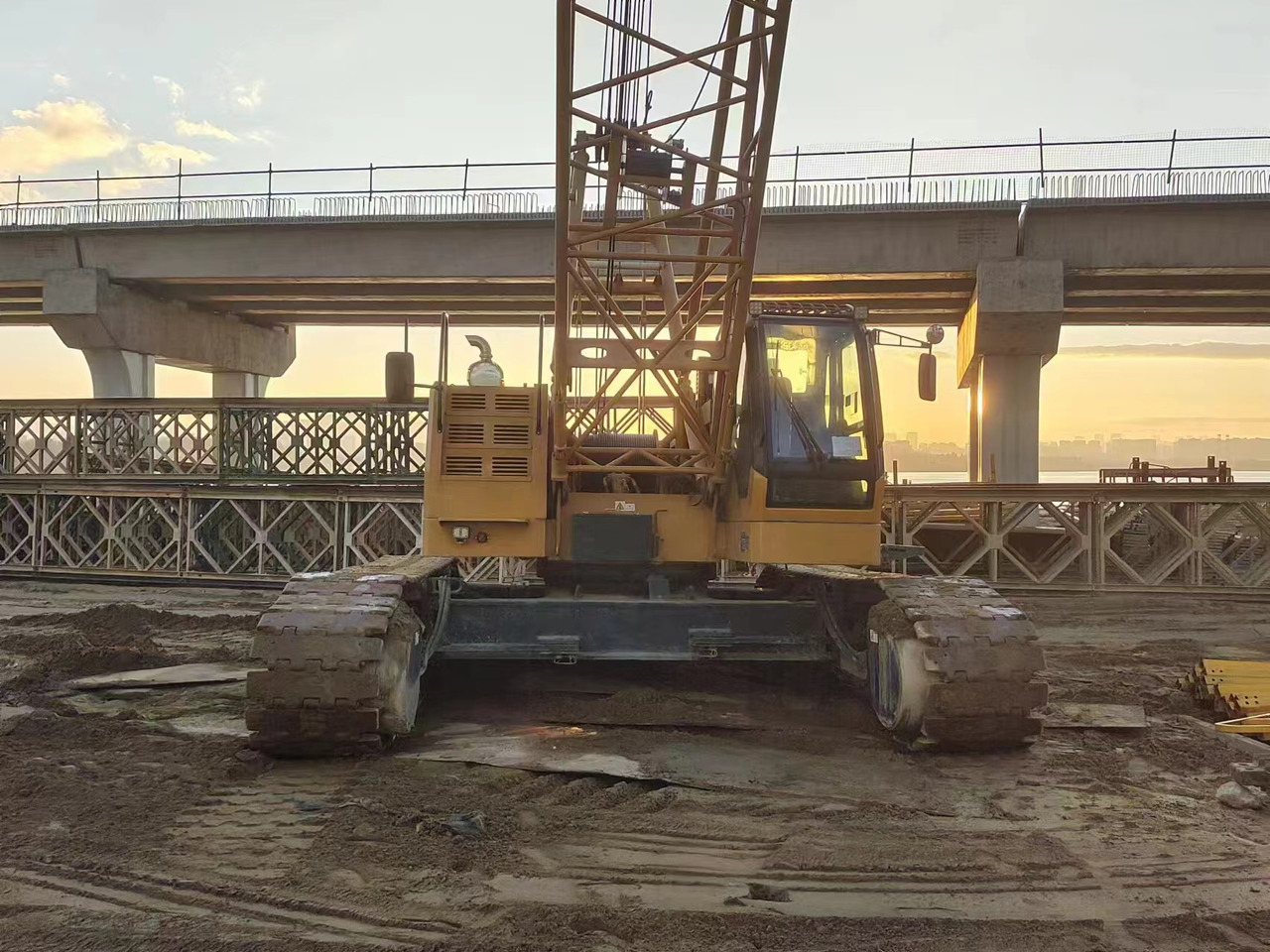 XCMG Official Used Mini Mobile Crane XGC75 75 Ton Crawler Crane With Cheap Price - Lánctalpas daru: 3 kép. XCMG Official Used Mini Mobile Crane XGC75 75 Ton Crawler Crane With Cheap Price - Lánctalpas daru: 3 kép.