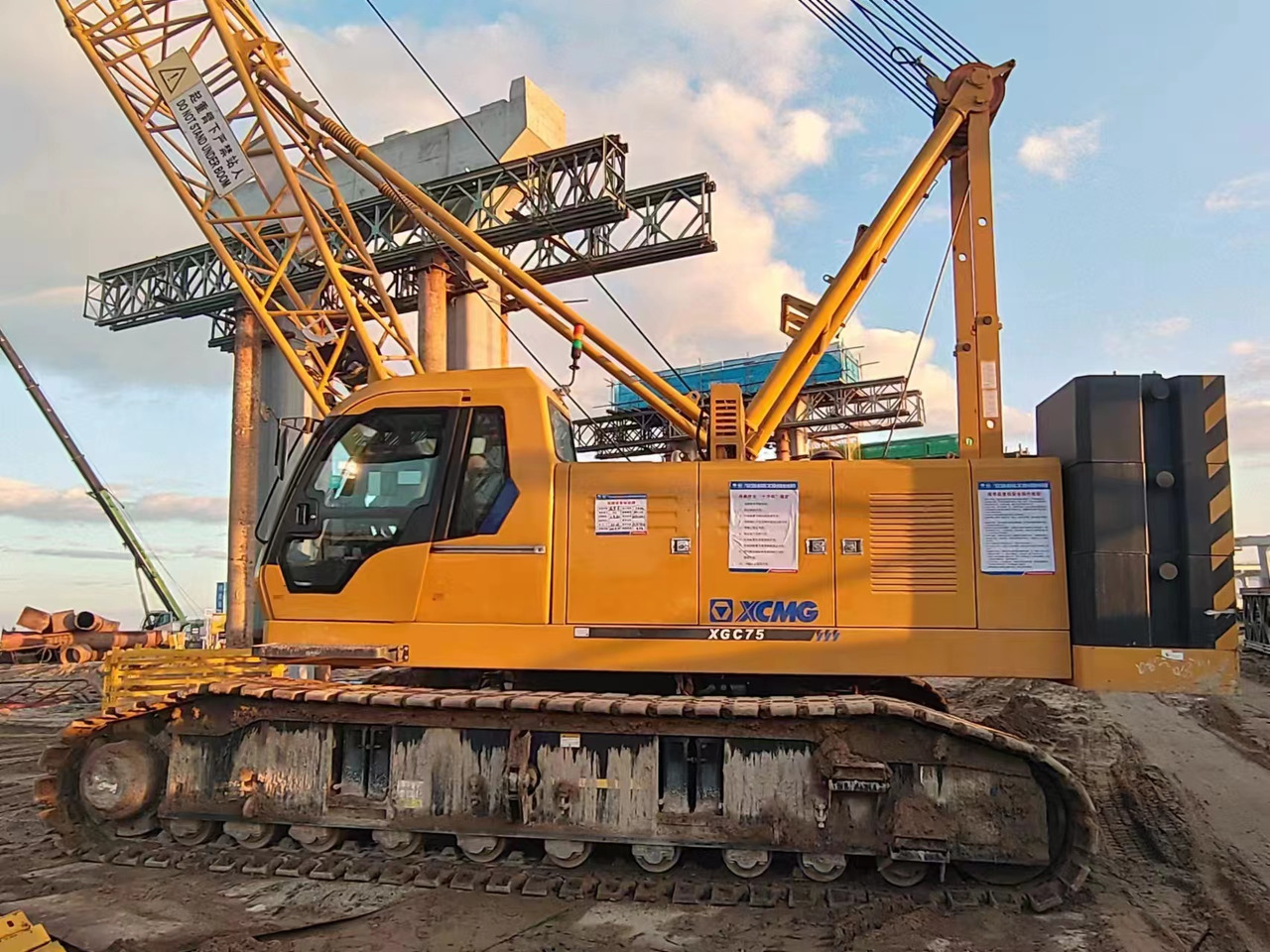 XCMG Official Used Mini Mobile Crane XGC75 75 Ton Crawler Crane With Cheap Price - Lánctalpas daru: 2 kép. XCMG Official Used Mini Mobile Crane XGC75 75 Ton Crawler Crane With Cheap Price - Lánctalpas daru: 2 kép.