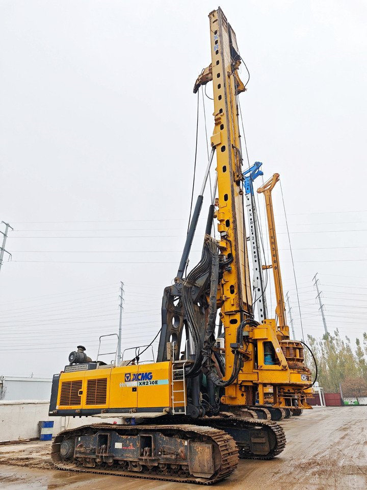 XCMG Official XR240E Rotary Drilling Rig Machine Used Diesel Hydraulic Drilling Rig Price - Fúrógép: 3 kép. XCMG Official XR240E Rotary Drilling Rig Machine Used Diesel Hydraulic Drilling Rig Price - Fúrógép: 3 kép.