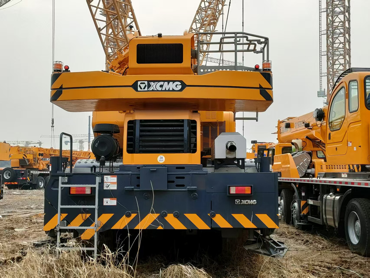 XCMG Popular Used Rough Terrain Crane XCR55L5_S 55T Hydrauli Crane Low Price - Terepjáró mobil daru: 4 kép. XCMG Popular Used Rough Terrain Crane XCR55L5_S 55T Hydrauli Crane Low Price - Terepjáró mobil daru: 4 kép.