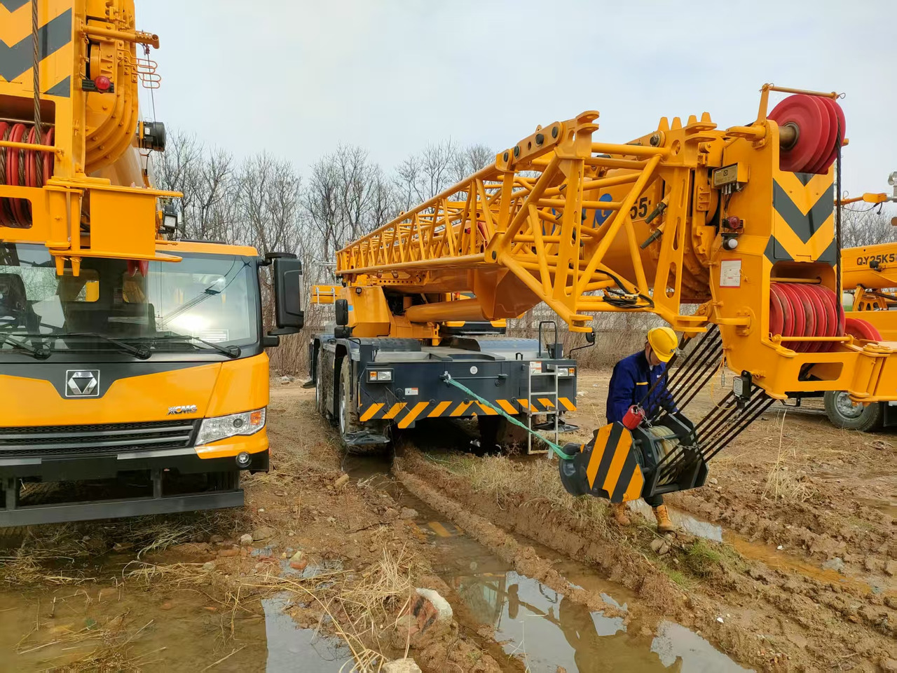 XCMG Popular Used Rough Terrain Crane XCR55L5_S 55T Hydrauli Crane Low Price - Terepjáró mobil daru: 2 kép. XCMG Popular Used Rough Terrain Crane XCR55L5_S 55T Hydrauli Crane Low Price - Terepjáró mobil daru: 2 kép.