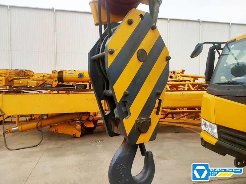XCMG QY180K5C 180ton second hand truck crane for sale - Autódaru: 4 kép. XCMG QY180K5C 180ton second hand truck crane for sale - Autódaru: 4 kép.
