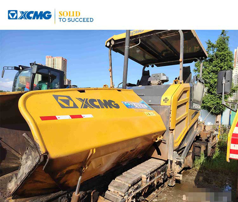 XCMG RP905HDIV used hydraulic mobile asphalt paver - Útburkológép: 1 kép. XCMG RP905HDIV used hydraulic mobile asphalt paver - Útburkológép: 1 kép.