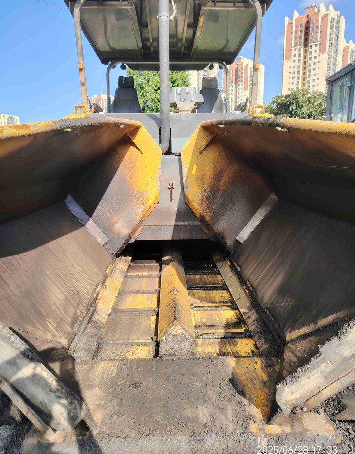 XCMG RP905HDIV used hydraulic mobile asphalt paver - Útburkológép: 5 kép. XCMG RP905HDIV used hydraulic mobile asphalt paver - Útburkológép: 5 kép.