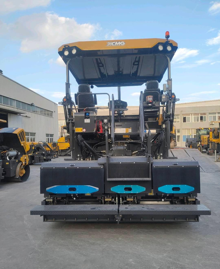XCMG RP905IV used crawler portable concrete asphalt paver price - Útburkológép: 2 kép. XCMG RP905IV used crawler portable concrete asphalt paver price - Útburkológép: 2 kép.