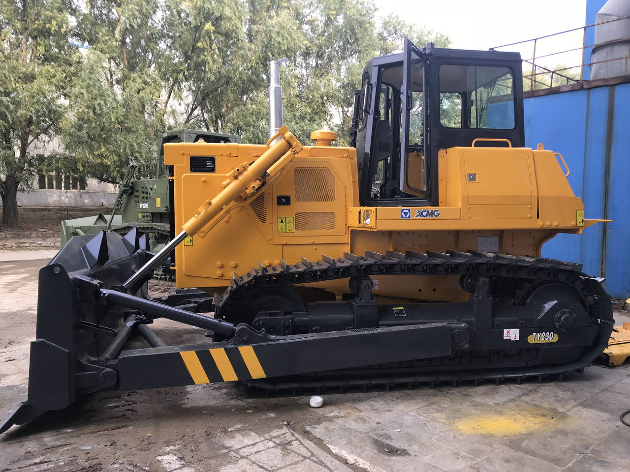 XCMG TY230 230HP Bull Dozer Machine Farm Tractor Crawler Bulldozer - Buldózer: 2 kép. XCMG TY230 230HP Bull Dozer Machine Farm Tractor Crawler Bulldozer - Buldózer: 2 kép.