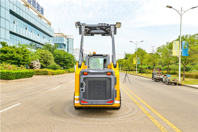 XCMG XC7-SR07 compact steer skid wheel loader for sale - Mini homlokrakodó: 2 kép. XCMG XC7-SR07 compact steer skid wheel loader for sale - Mini homlokrakodó: 2 kép.