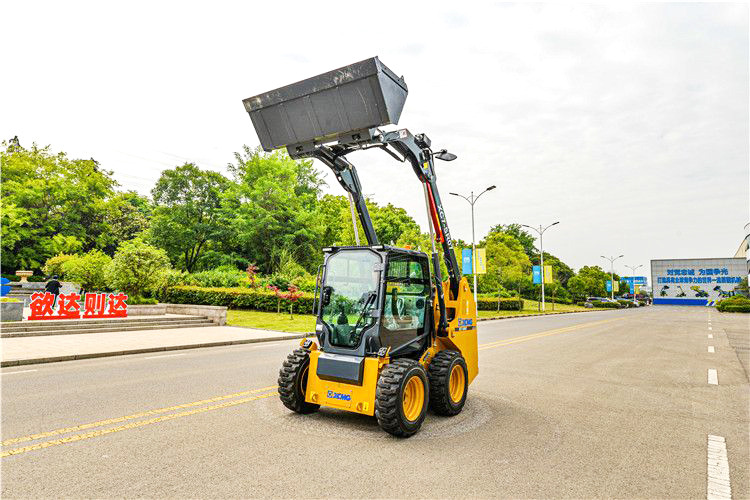 XCMG XC7-SR07 compact steer skid wheel loader for sale - Mini homlokrakodó: 5 kép. XCMG XC7-SR07 compact steer skid wheel loader for sale - Mini homlokrakodó: 5 kép.