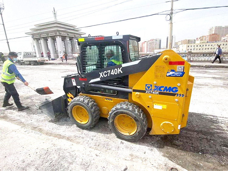 XCMG XC740K small 1ton skid steer loader with attachment price - Mini homlokrakodó: 2 kép. XCMG XC740K small 1ton skid steer loader with attachment price - Mini homlokrakodó: 2 kép.