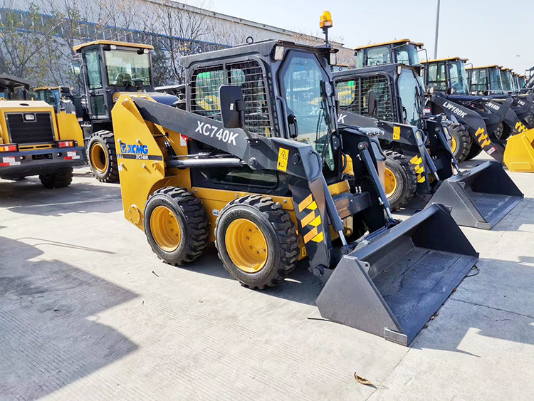 XCMG XC740K small 1ton skid steer loader with attachment price - Mini homlokrakodó: 5 kép. XCMG XC740K small 1ton skid steer loader with attachment price - Mini homlokrakodó: 5 kép.