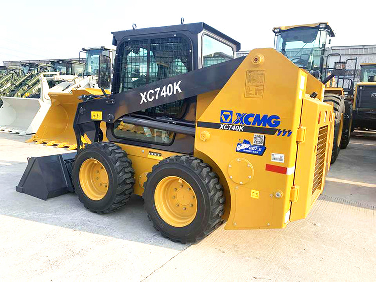 XCMG XC740K small 1ton skid steer loader with attachment price - Mini homlokrakodó: 4 kép. XCMG XC740K small 1ton skid steer loader with attachment price - Mini homlokrakodó: 4 kép.