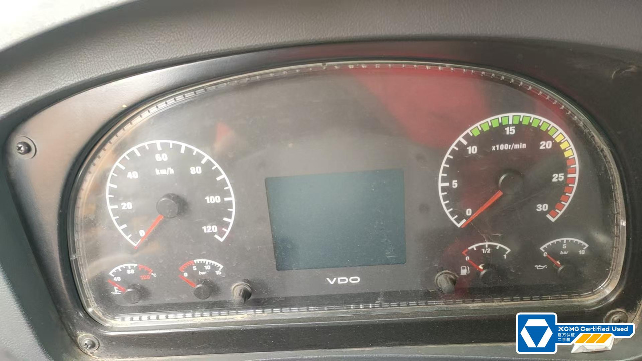 XCMG XCT130 130ton diesel second hand crane truck - Autódaru: 2 kép. XCMG XCT130 130ton diesel second hand crane truck - Autódaru: 2 kép.