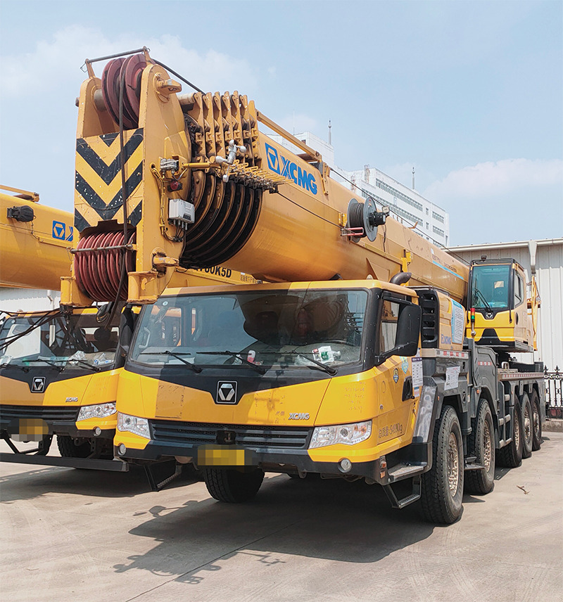 XCMG XCT130L8 second hand 130ton small hydraulic crane for sale - Autódaru: 2 kép. XCMG XCT130L8 second hand 130ton small hydraulic crane for sale - Autódaru: 2 kép.