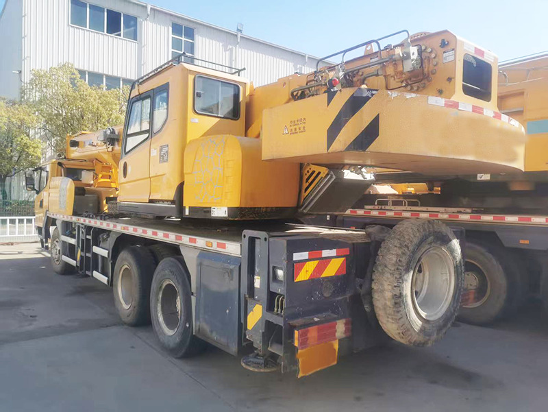 XCMG XCT20L5 20ton mobile crane truck for sale - Autódaru: 4 kép. XCMG XCT20L5 20ton mobile crane truck for sale - Autódaru: 4 kép.