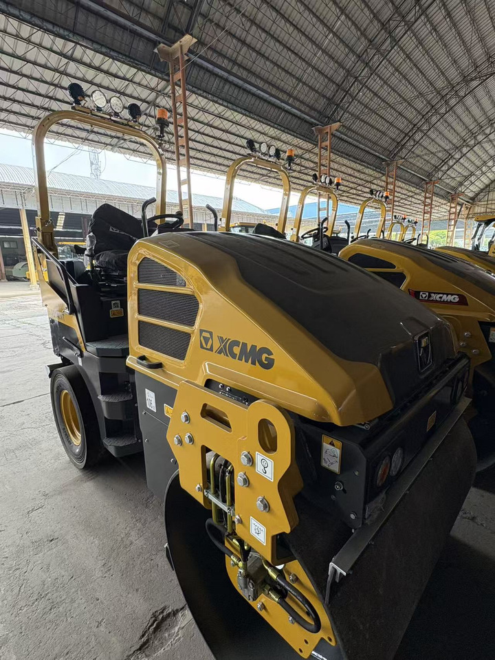 XCMG XD140VT 4ton small Light Diesel Vibratory Road Roller - Minihenger: 3 kép. XCMG XD140VT 4ton small Light Diesel Vibratory Road Roller - Minihenger: 3 kép.