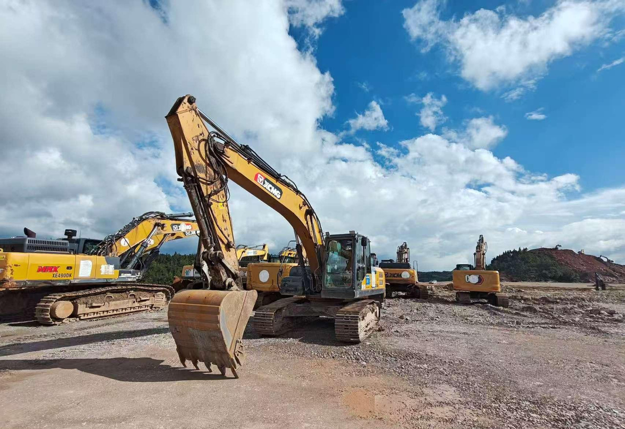 XCMG XE215DA hot sale used excavator hydraulic 21ton price - Lánctalpas kotró: 2 kép. XCMG XE215DA hot sale used excavator hydraulic 21ton price - Lánctalpas kotró: 2 kép.