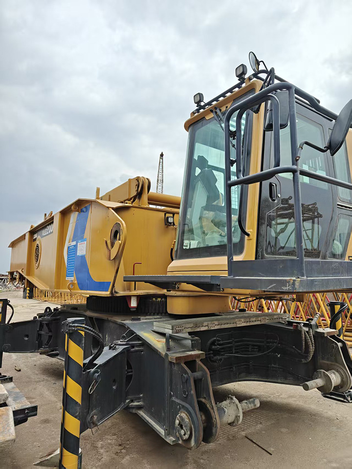 XCMG XLC200M small middle 200ton used crawler crane 2023 for sale - Lánctalpas daru: 4 kép. XCMG XLC200M small middle 200ton used crawler crane 2023 for sale - Lánctalpas daru: 4 kép.