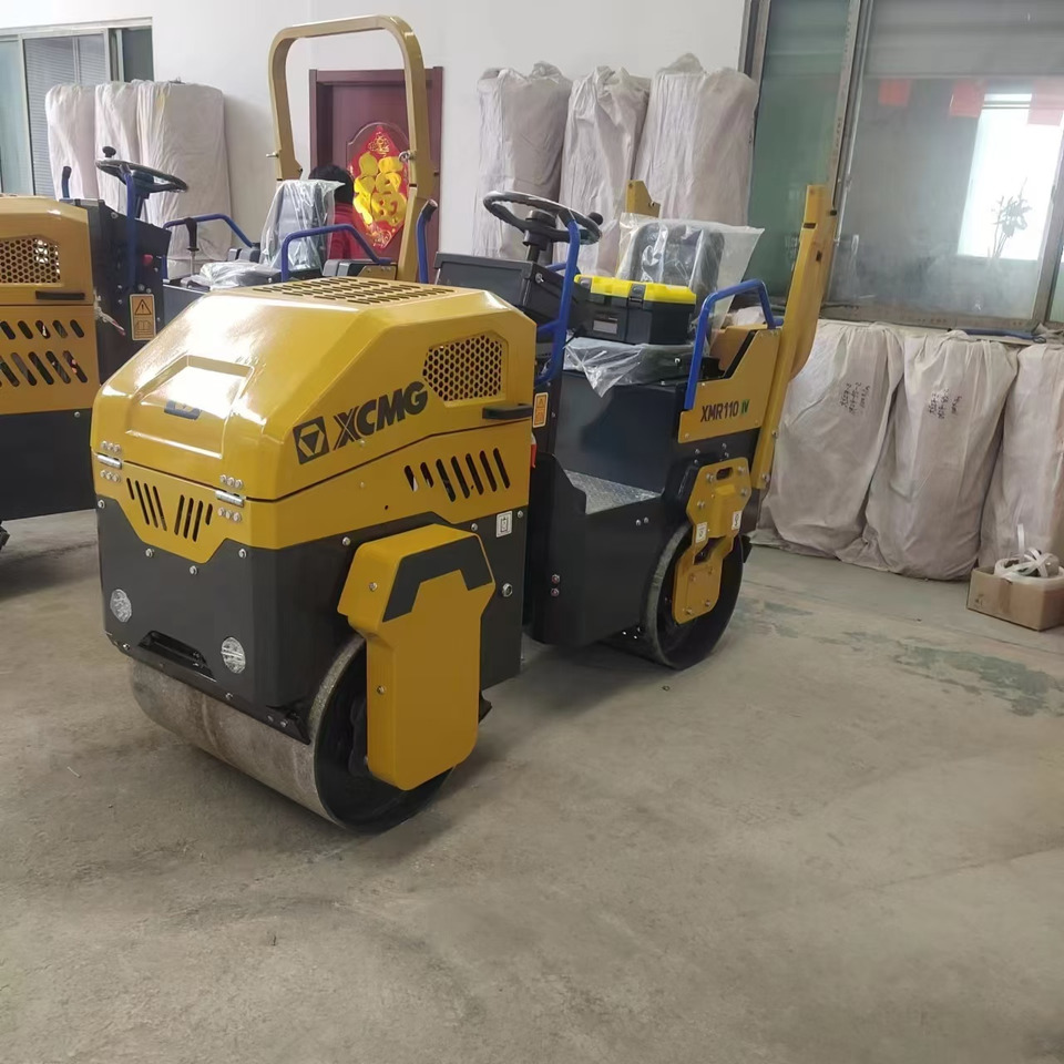 XCMG XMR110 1ton samll road roller hydraulic vibratory compator price - Minihenger: 2 kép. XCMG XMR110 1ton samll road roller hydraulic vibratory compator price - Minihenger: 2 kép.