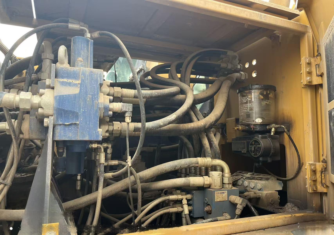 XCMG XR180D used rotary drilling rig machine for sale - Fúrógép: 3 kép. XCMG XR180D used rotary drilling rig machine for sale - Fúrógép: 3 kép.