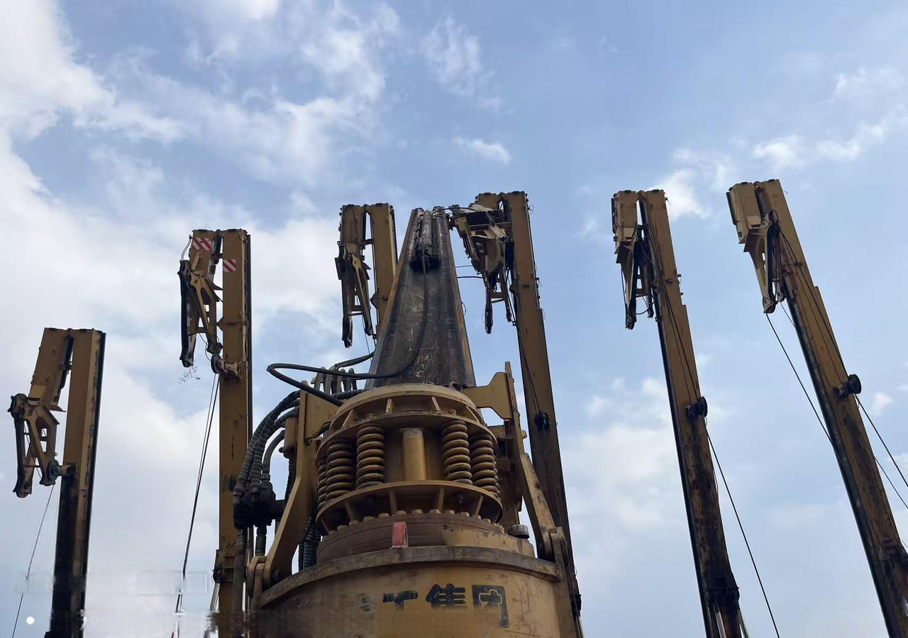 XCMG XR180D used rotary drilling rig machine for sale - Fúrógép: 2 kép. XCMG XR180D used rotary drilling rig machine for sale - Fúrógép: 2 kép.