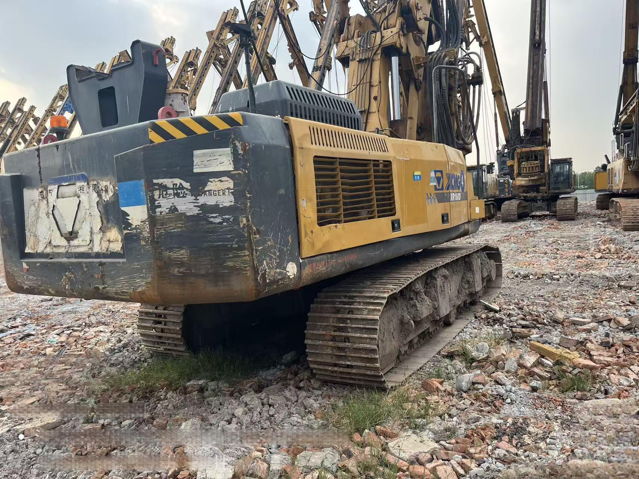 XCMG XR180D used rotary drilling rig machine for sale - Fúrógép: 5 kép. XCMG XR180D used rotary drilling rig machine for sale - Fúrógép: 5 kép.
