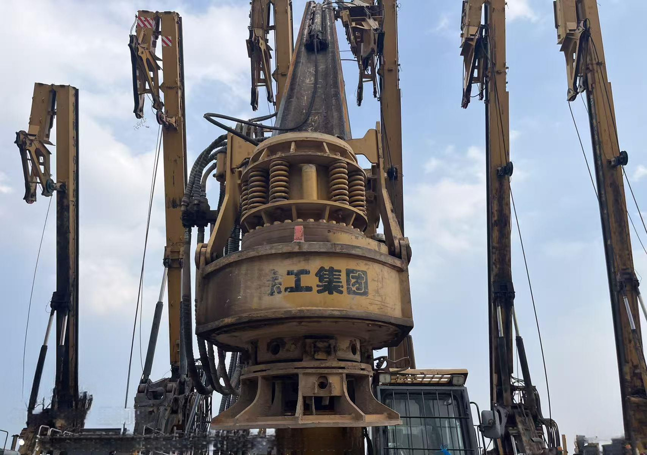 XCMG XR180D used rotary drilling rig machine for sale - Fúrógép: 4 kép. XCMG XR180D used rotary drilling rig machine for sale - Fúrógép: 4 kép.