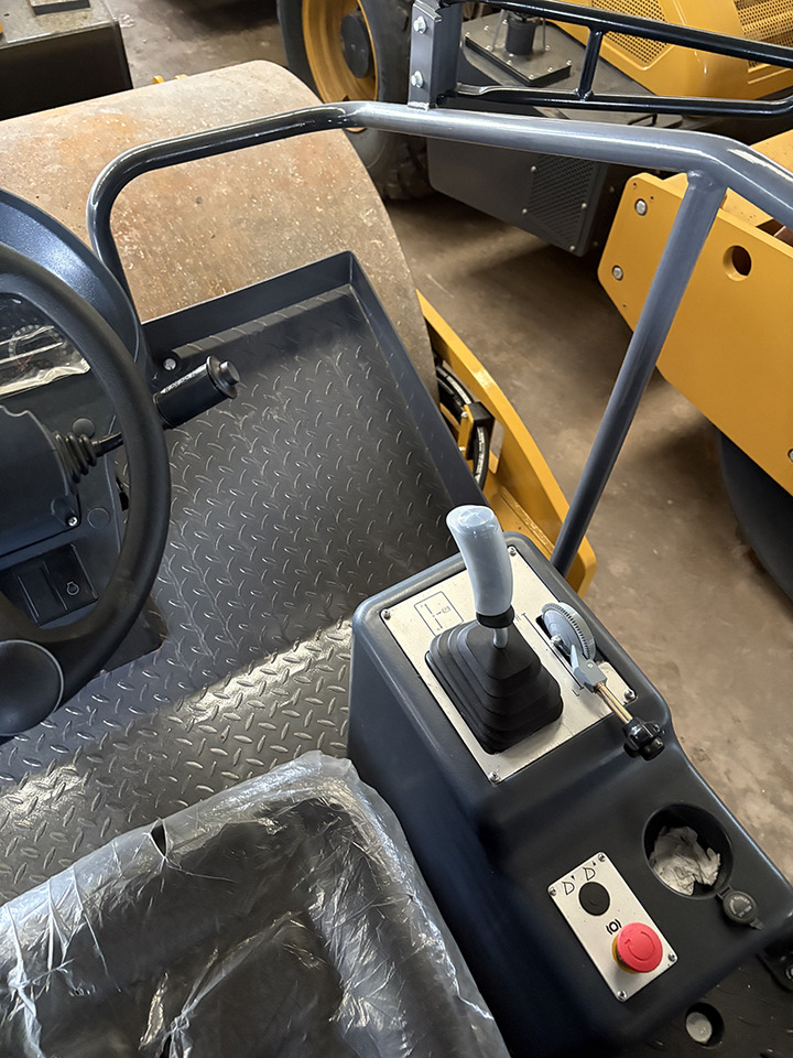 XCMG XS123 12ton used hydraulic road roller price - Úthenger: 2 kép. XCMG XS123 12ton used hydraulic road roller price - Úthenger: 2 kép.