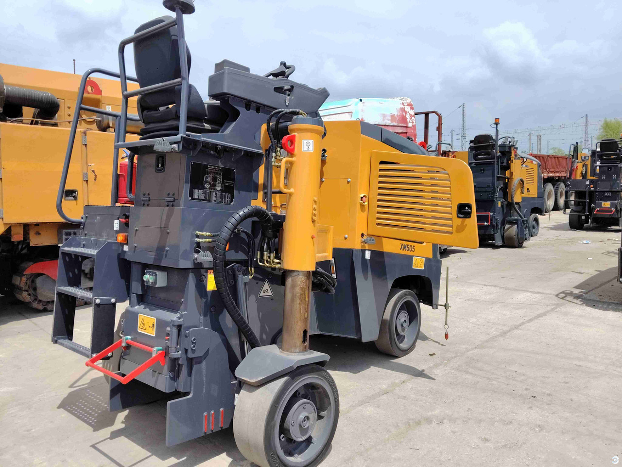 XCMG official XM505IV 500mm road milling machine - Aszfaltmaró: 4 kép. XCMG official XM505IV 500mm road milling machine - Aszfaltmaró: 4 kép.