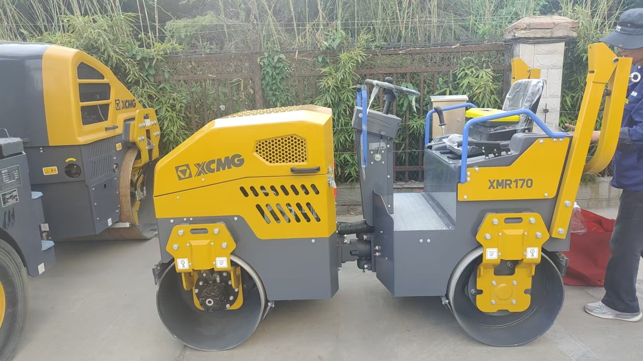 XCMG official brand new 1.7 ton small road roller XMR170 - Minihenger: 2 kép. XCMG official brand new 1.7 ton small road roller XMR170 - Minihenger: 2 kép.