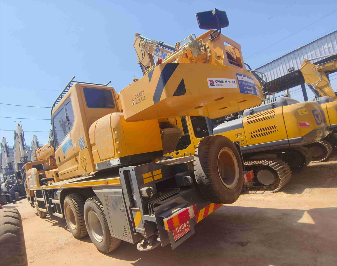 XCMG official second hand 4-Section Telescopic crane truck XCT16_Y - Autódaru: 4 kép. XCMG official second hand 4-Section Telescopic crane truck XCT16_Y - Autódaru: 4 kép.