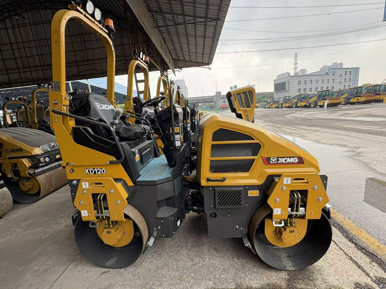 XCMG small XD120 Double Drum Vibratory Road Roller - Minihenger: 4 kép. XCMG small XD120 Double Drum Vibratory Road Roller - Minihenger: 4 kép.
