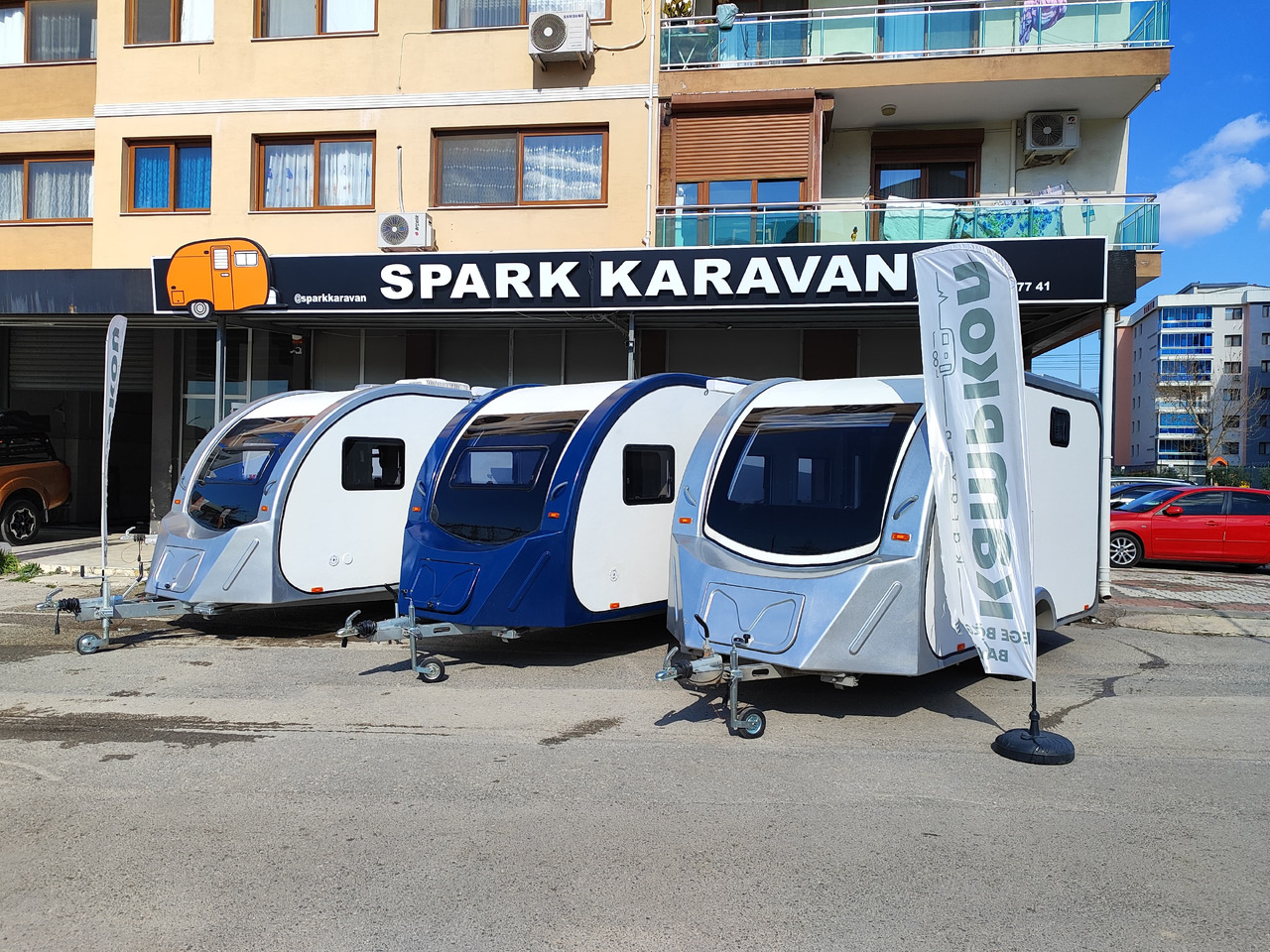 KAMPKON DEALER - Lakókocsi: 4 kép. KAMPKON DEALER - Lakókocsi: 4 kép.