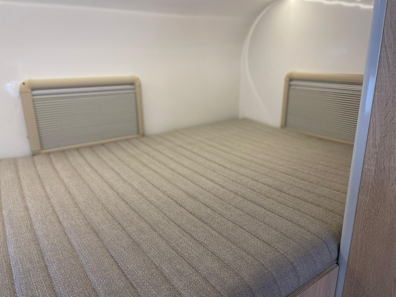Új Lakóautó KAMPKON KARAVAN 514 C: 14 kép.
