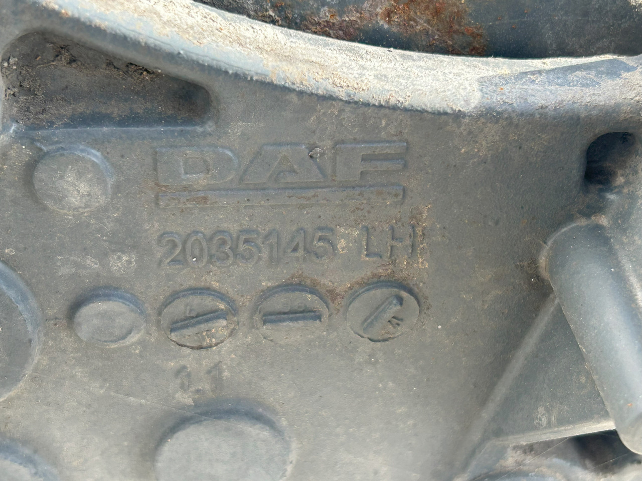 DAF CF EURO 6 BUMPER BEAM WITH STEP BRACKETS - Lökhárító: 4 kép. DAF CF EURO 6 BUMPER BEAM WITH STEP BRACKETS - Lökhárító: 4 kép.