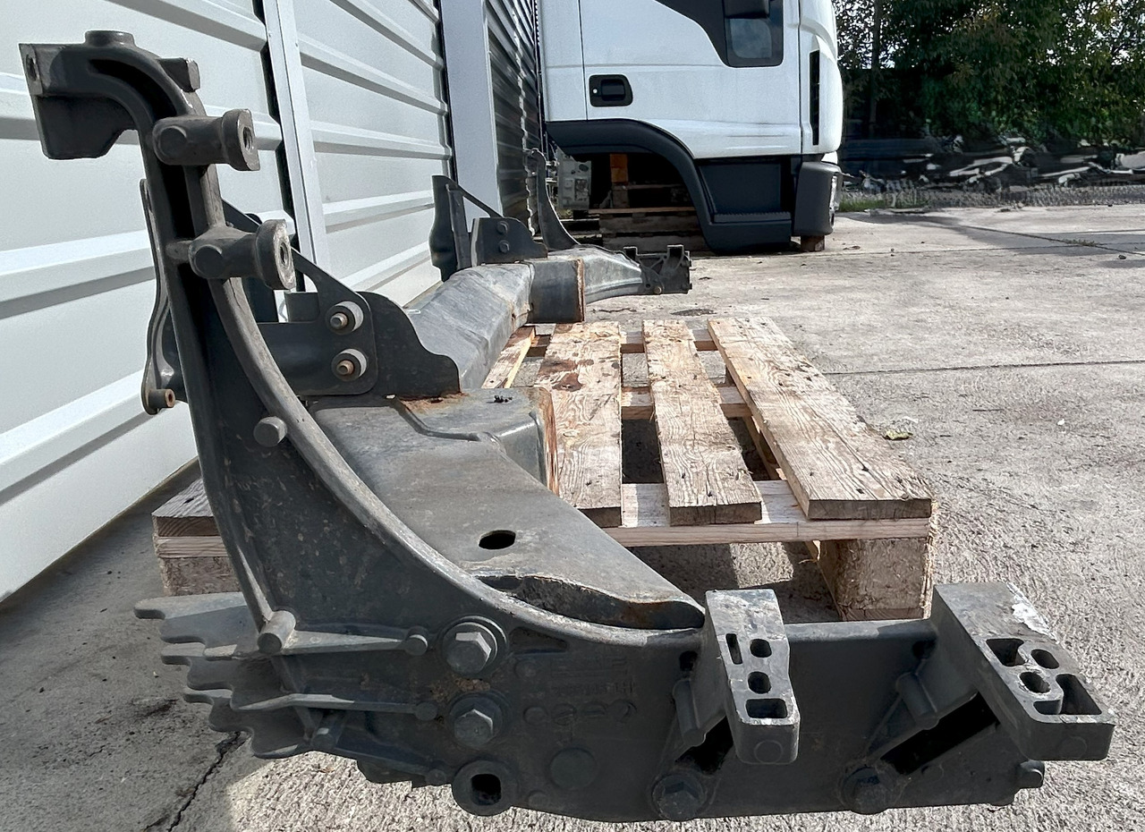 DAF CF EURO 6 BUMPER BEAM WITH STEP BRACKETS - Lökhárító: 3 kép. DAF CF EURO 6 BUMPER BEAM WITH STEP BRACKETS - Lökhárító: 3 kép.