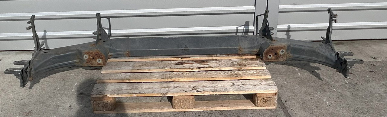 DAF CF EURO 6 BUMPER BEAM WITH STEP BRACKETS - Lökhárító: 1 kép. DAF CF EURO 6 BUMPER BEAM WITH STEP BRACKETS - Lökhárító: 1 kép.