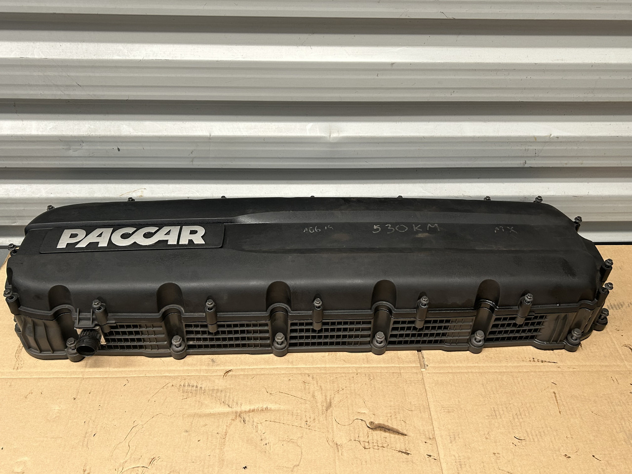 DAF ENGINE VALVE COVER + SPACER FRAME XF 106 - Motor fej: 1 kép. DAF ENGINE VALVE COVER + SPACER FRAME XF 106 - Motor fej: 1 kép.