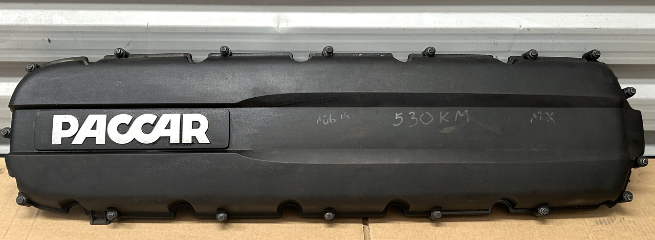 DAF ENGINE VALVE COVER + SPACER FRAME XF 106 - Motor fej: 2 kép. DAF ENGINE VALVE COVER + SPACER FRAME XF 106 - Motor fej: 2 kép.