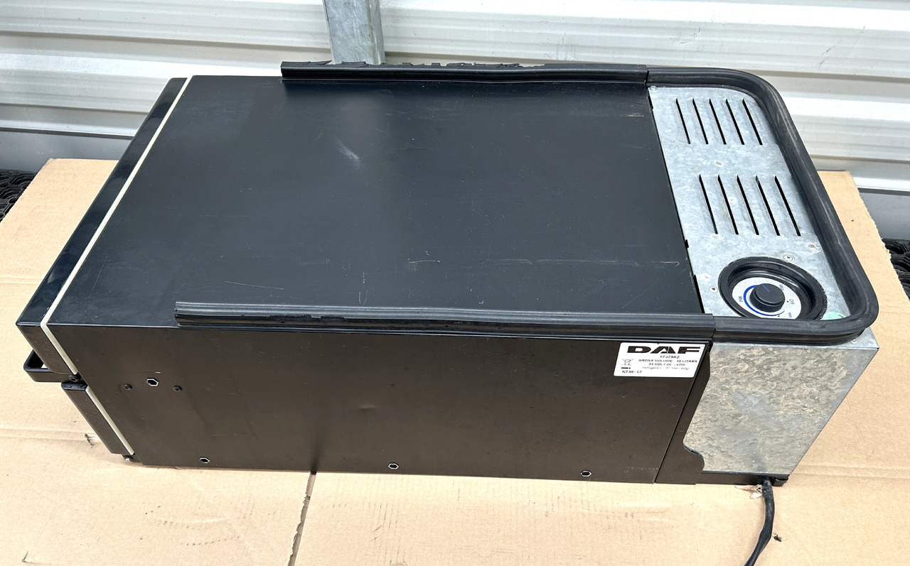 DAF REFRIGERATOR FOR DAF XF 106 - Univerzális alkatrész: 5 kép. DAF REFRIGERATOR FOR DAF XF 106 - Univerzális alkatrész: 5 kép.