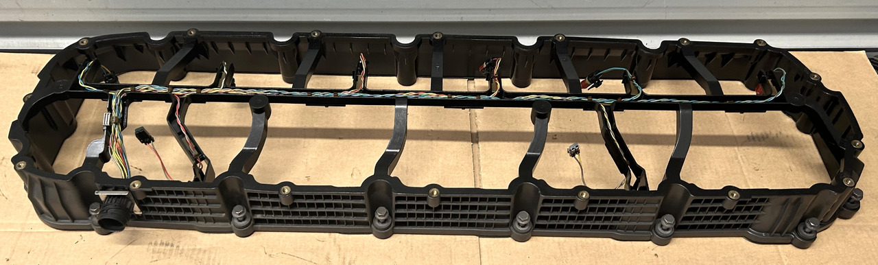 DAF SPACER FRAME ENGINE VALVE COVER XF 106 480 2033255 - Motor fej: 1 kép. DAF SPACER FRAME ENGINE VALVE COVER XF 106 480 2033255 - Motor fej: 1 kép.