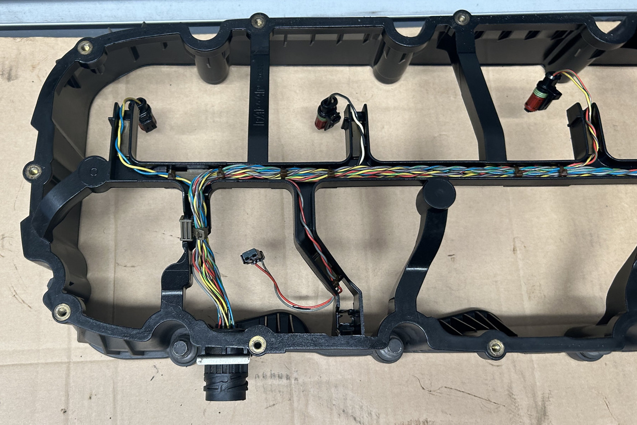 DAF SPACER FRAME ENGINE VALVE COVER XF 106 480 2033255 - Motor fej: 4 kép. DAF SPACER FRAME ENGINE VALVE COVER XF 106 480 2033255 - Motor fej: 4 kép.
